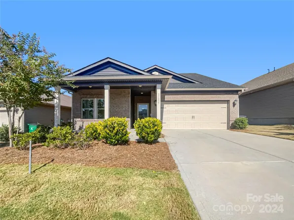 11835 Red Leaf Dr, Charlotte, NC 28215