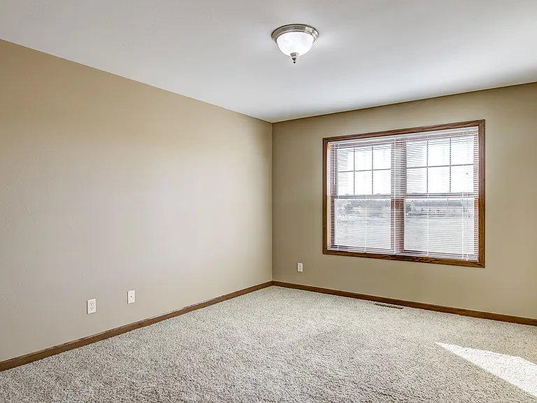 956 Parkland Dr — Photo 6
