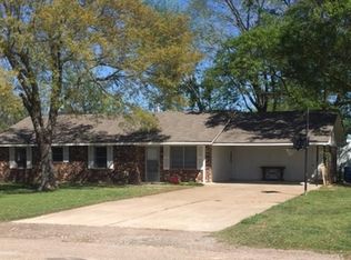 106 Twin Circle Dr, Wortham, TX 76693