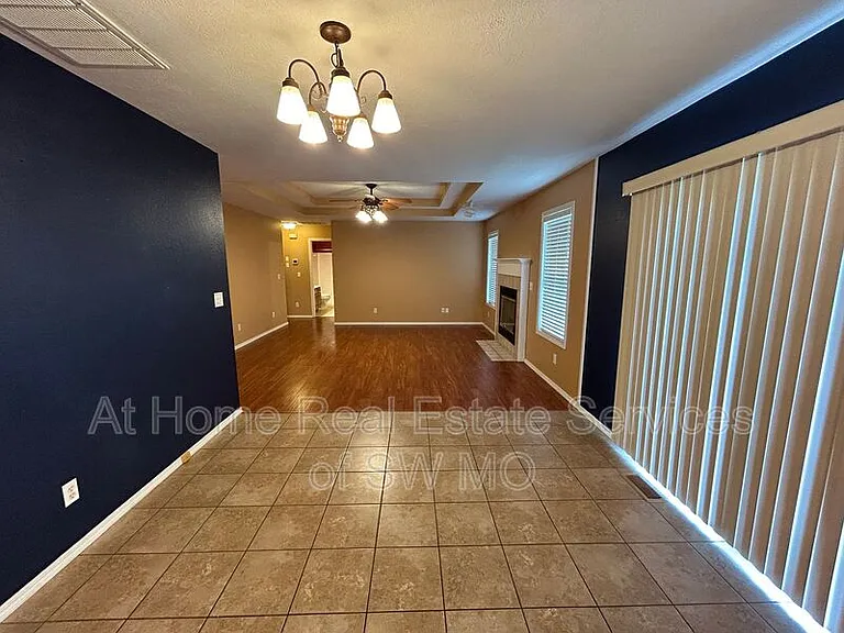 216 E Robin Rd — Photo 6