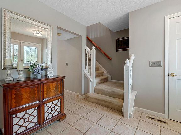 4th image of 1095 Rousseau Ln
