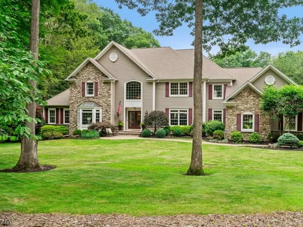 19 Wellington Dr, Washington Twp., NJ 07853