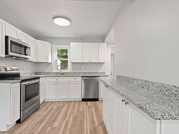 5th image of 139 Stoughton St