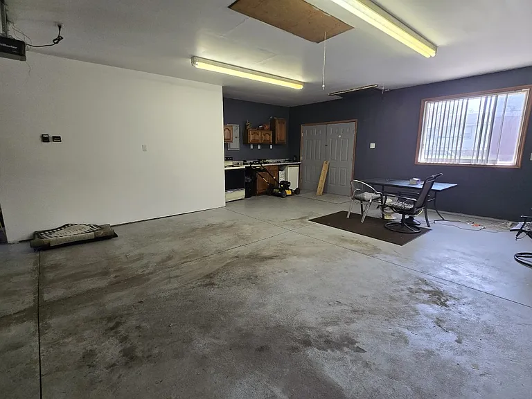2340 Morton Ave — Photo 32