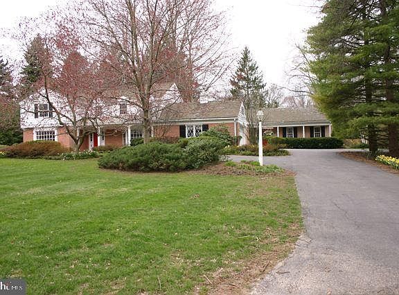 4th image of 1428 Center Rd