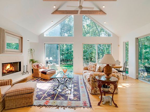 3rd image of 46 Huckleberry Ln