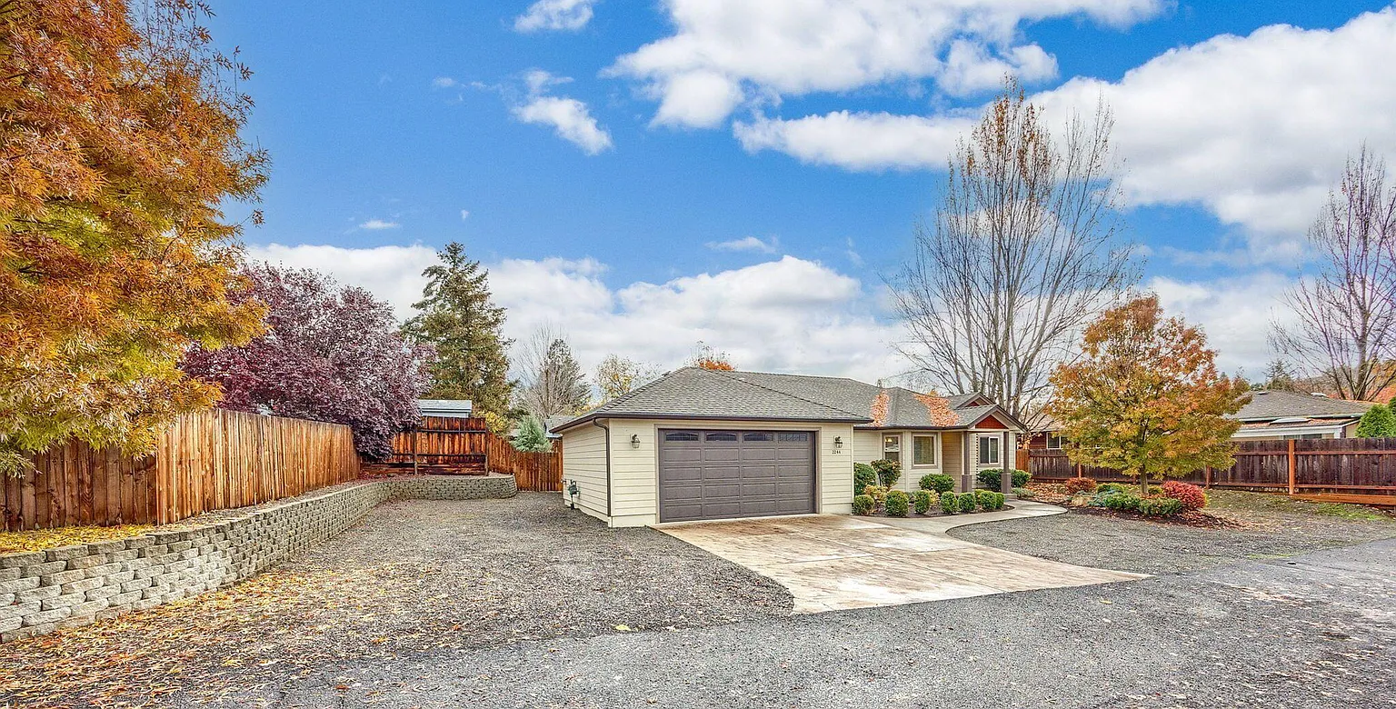 2244 Spring St photo 1