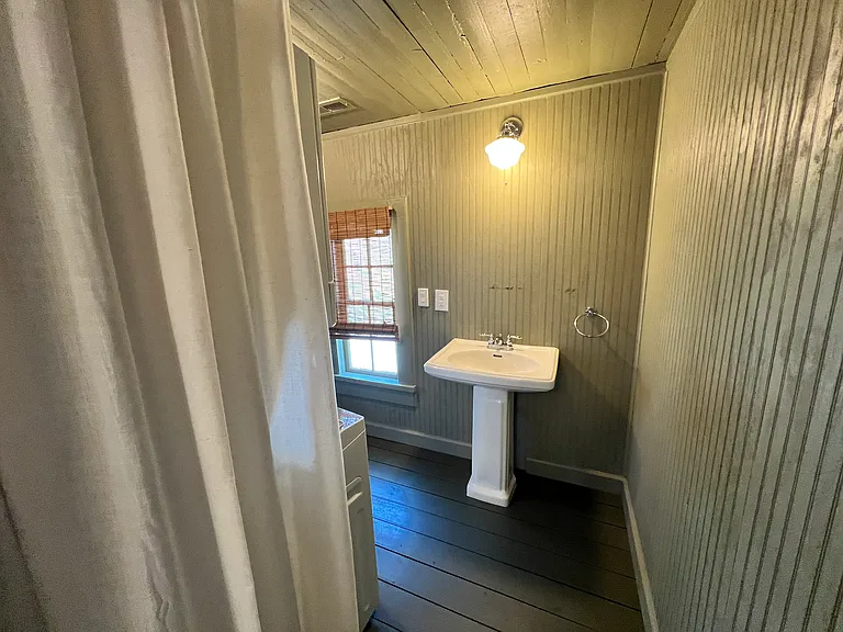 614 W Holt St — Photo 11