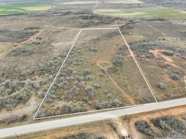 005 CR 3000, Pearsall, TX 78061