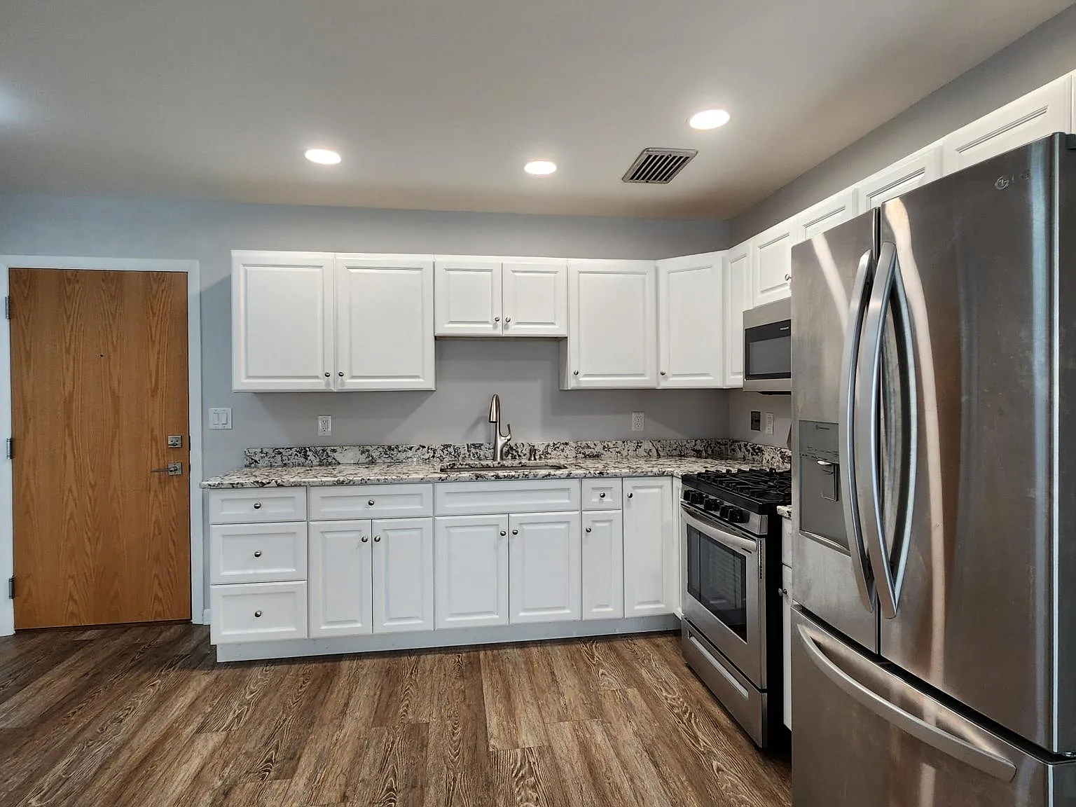 1 bed, 738 sqft, $2,000 — Photo 3