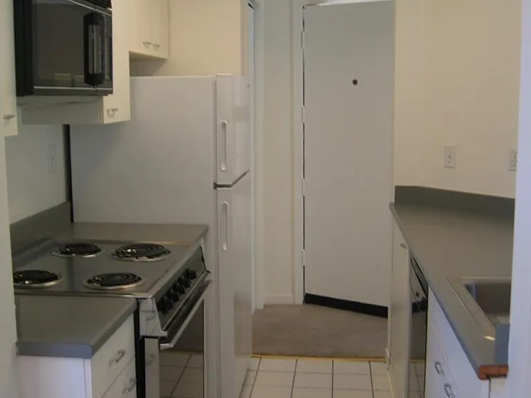 664 Vernon St — Photo 2