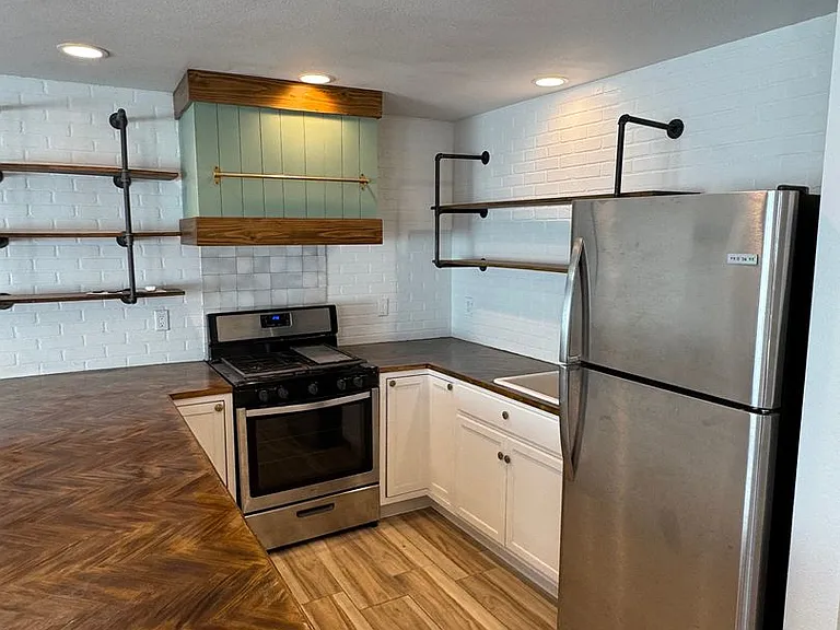 !! Move-In Special !! Cozy Carson Back House With Skylights & Washer/Dryer — Photo 6
