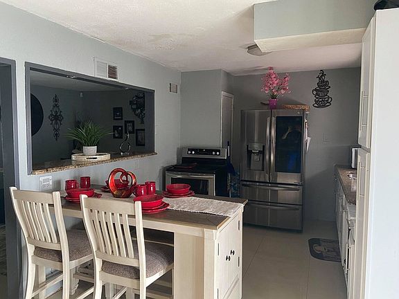 3rd image of 1408 E Crescent Dr