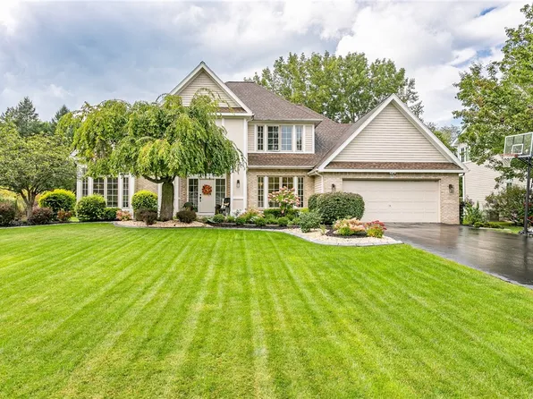 9 Parham Dr, Penfield, NY 14526