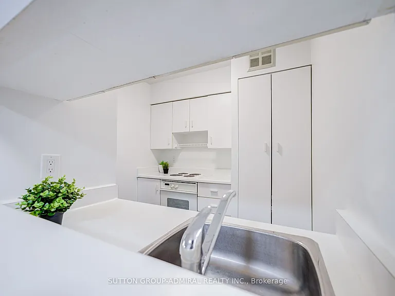 1055 Bay St #716 — Photo 14