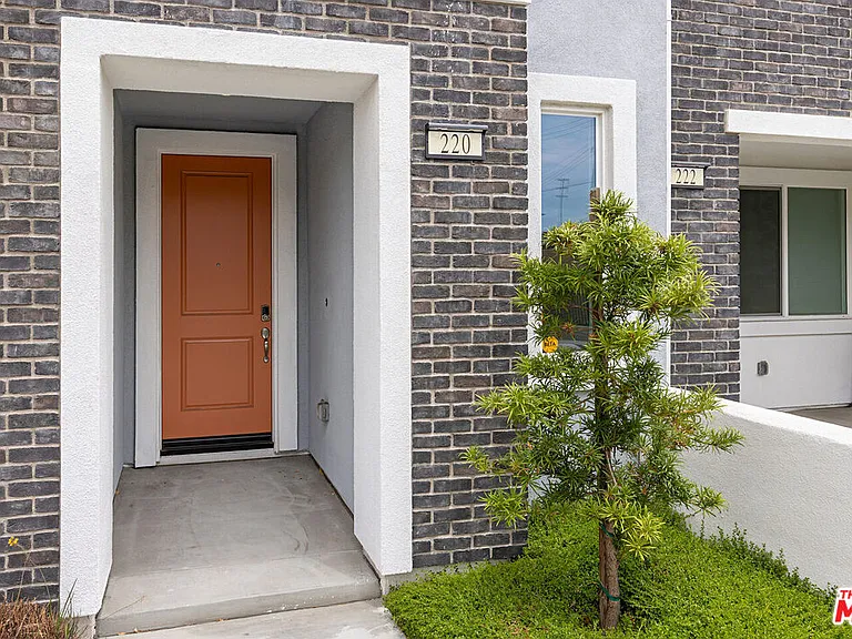 220 Lockhart Way — Photo 3