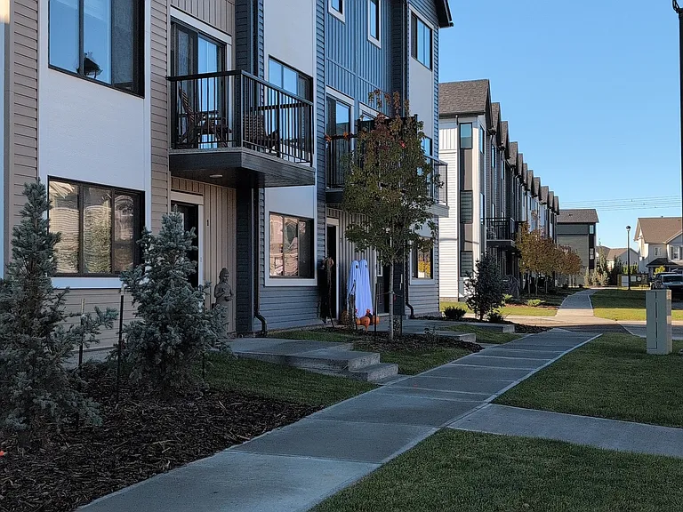 2035 Chalmers Way SW — Photo 2