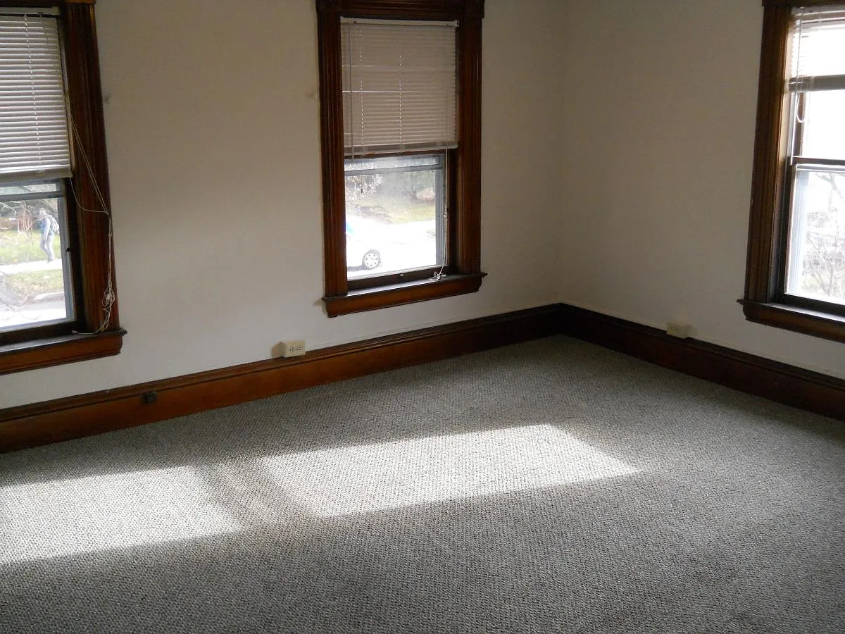 3 bed, 1050 sqft, $3,225 — Photo 4