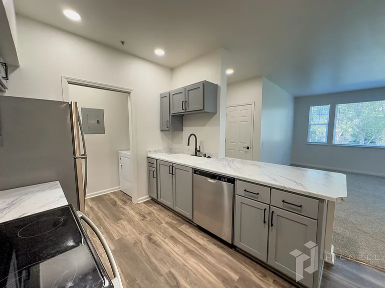 Sterling Oaks Luxury Apartments — Photo 40