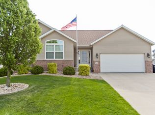 621 Limerock Dr NW, Cedar Rapids, IA 52405