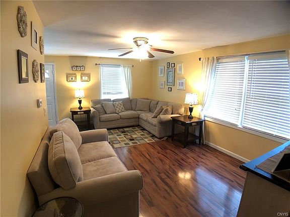 3rd image of 8 Kent Dr
