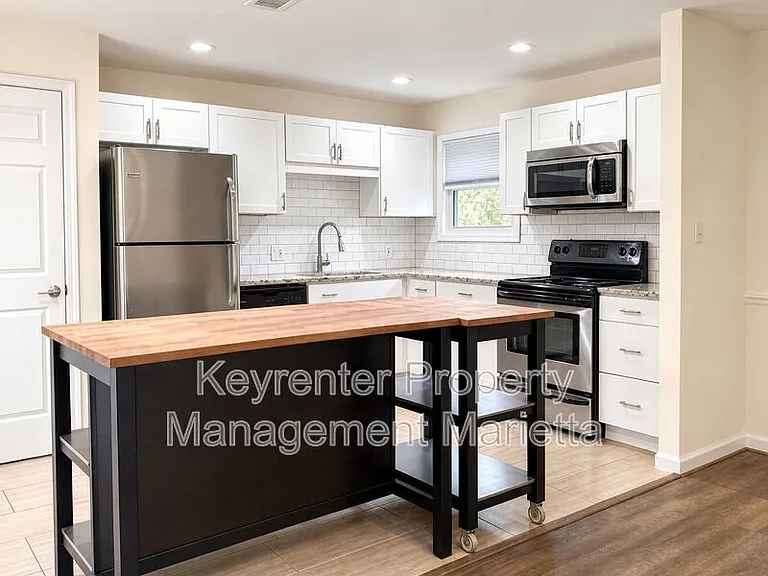 723 Hanover Ln — Photo 11