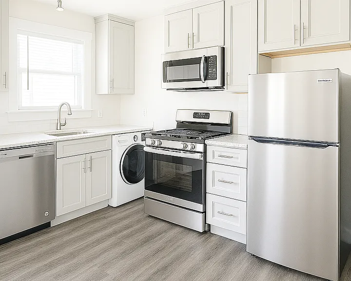 Great Location with Full Washer and Dryer in Unit and Full Kitchen! — Photo 15