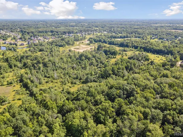 8 Desire Dr, Grand Blanc, MI 48439