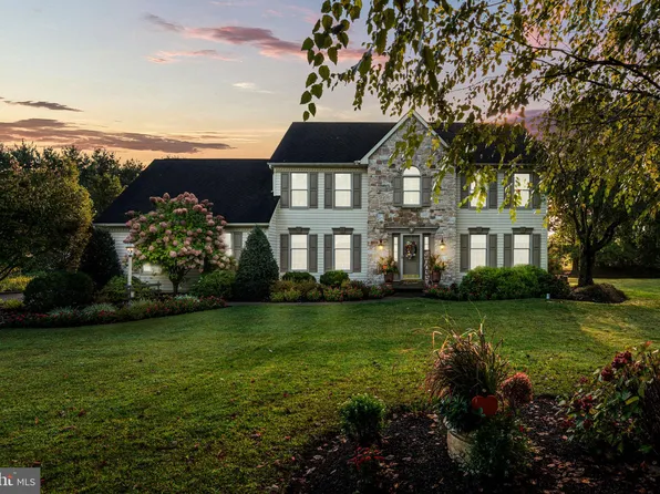 8 Red Oak Dr, Coatesville, PA 19320