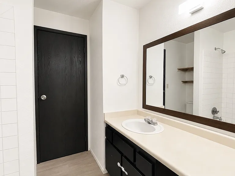 909 Broadview Dr #B — Photo 4