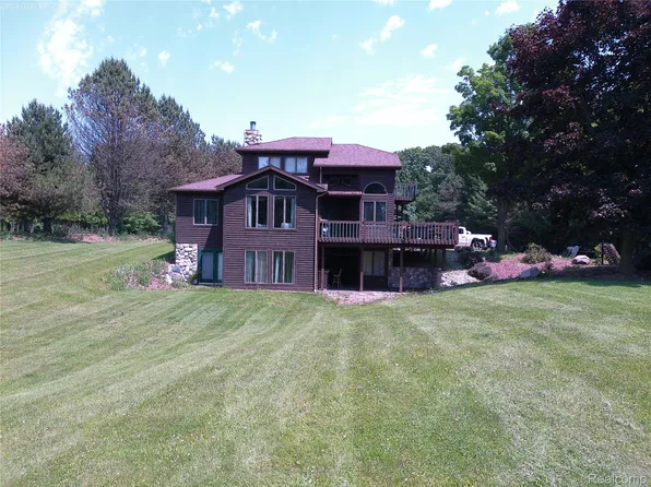 6140 McGuire Rd, Fenton, MI 48430