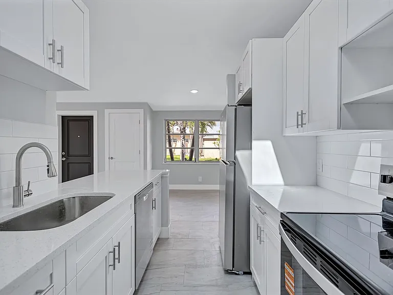 325 Capri Blvd — Photo 29