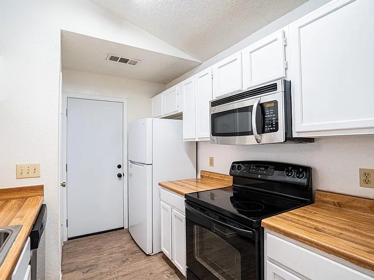 517 Cutty Trl #B — Photo 4