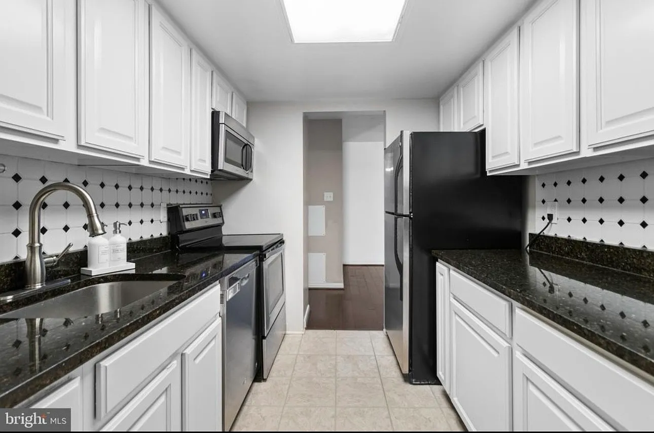 2 bed, 1004 sqft, $2,300 — Photo 2