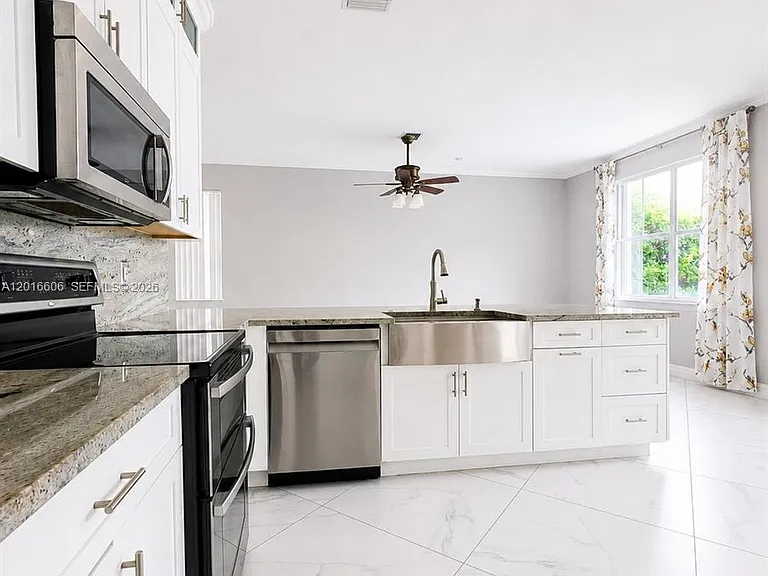 963 Falling Water Rd — Photo 3