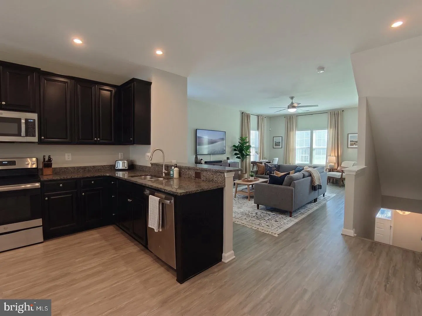 3 bed, 3.0 bath, 1938 sqft, $2,500 — Photo 2