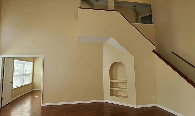 2411 Berkshire Ct — Photo 3