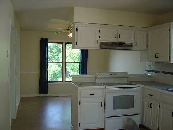 3 bed, 2.5 bath, 1670 sqft, $2,175 — Photo 2