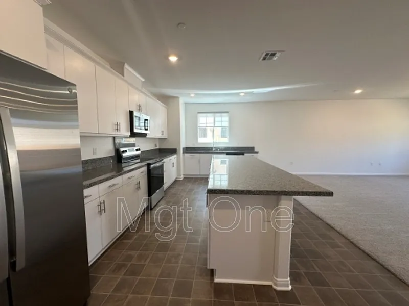 4 bed, 2.0 bath, 2194 sqft, $3,395 — Photo 2