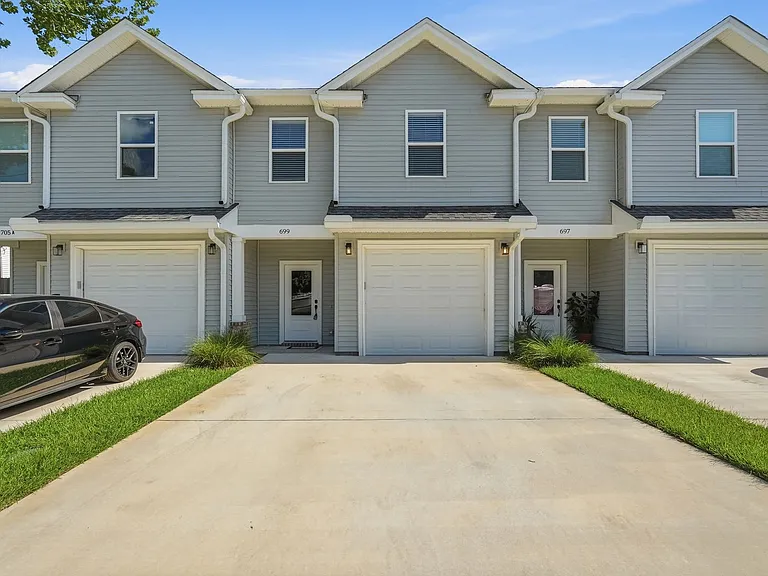 699 Woodlawn Ave NW — Photo 1