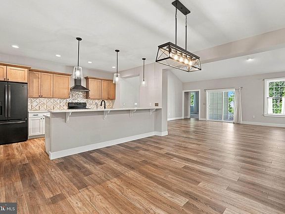 3rd image of 321 Freedom Dr