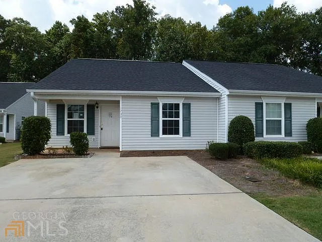 1739 Summerwoods Ln photo 1