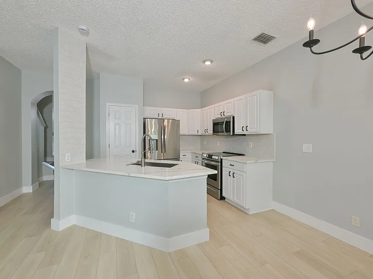 671 Vallance Way NE — Photo 11