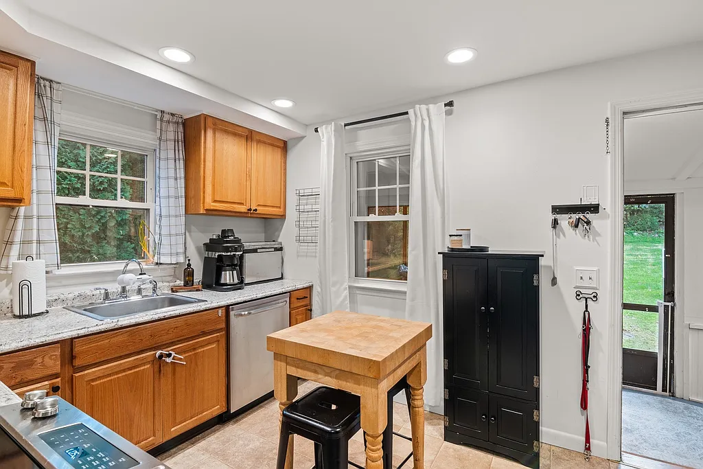 3 bed, 1404 sqft, $5,500 — Photo 4