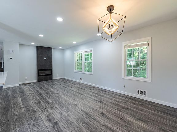 3rd image of 3191 Crestview Cir