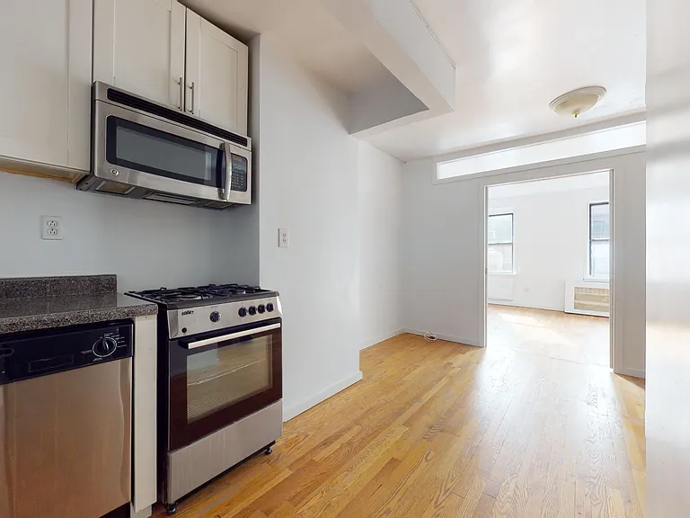 538 W 47th St #4C — Photo 3
