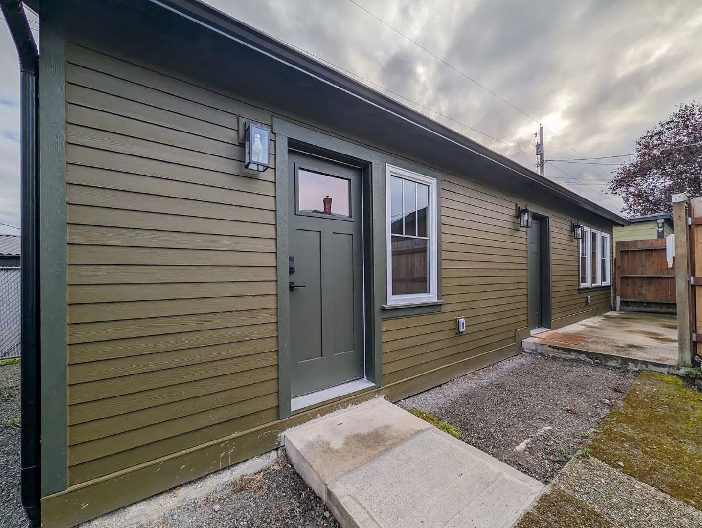 **Move-In Special** Beautifully Renovated 1 Bed, 1 Bath with W/D & Modern Finishes! — Photo 2