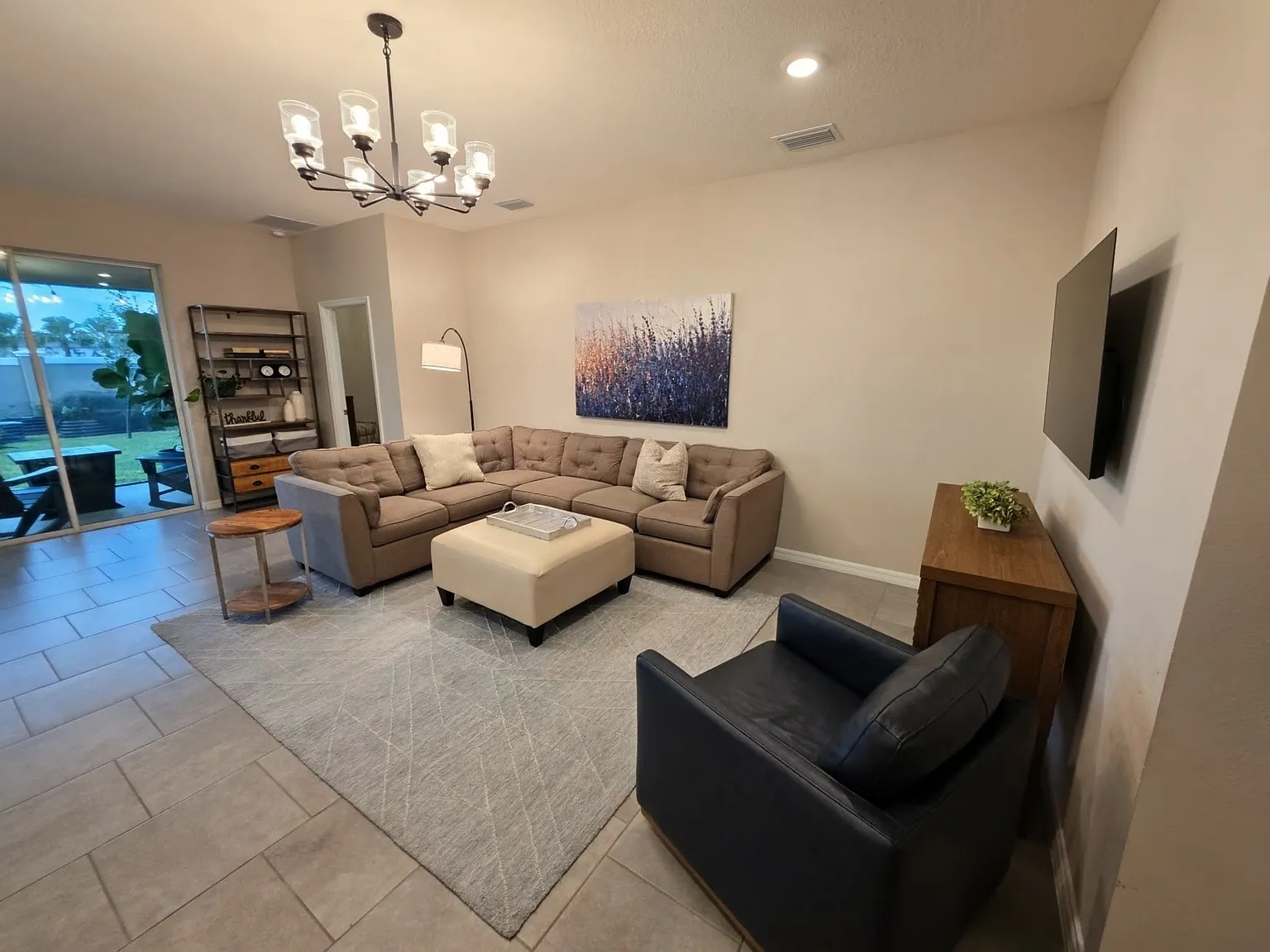 4 bed, 2045 sqft, $2,495 — Photo 3