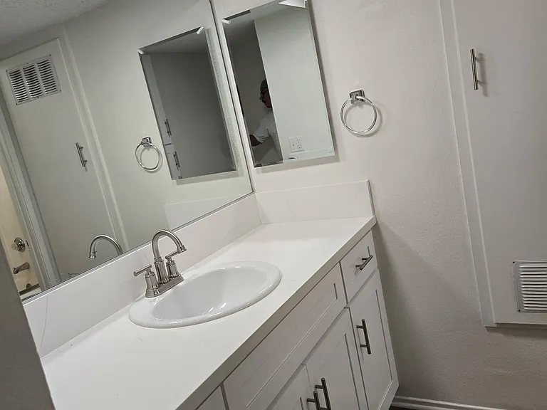 Franklin Luxury Apartments — Photo 26