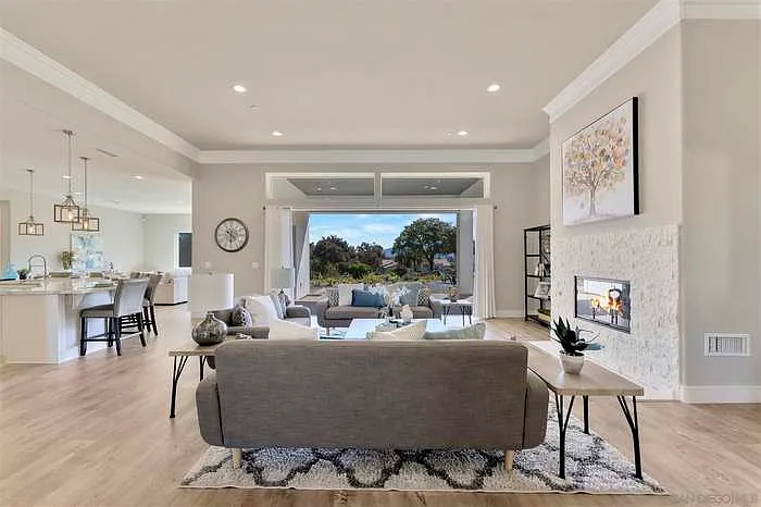 5 bed, 5.5 bath, 4000 sqft, $7,965 — Photo 4